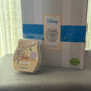 Retired Disney Winnie the Pooh Warmer and Wax Bar with Blue and White Packaging